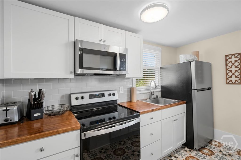 Image 12 of property listing at 303 W Park Avenue D, Savannah, GA 31401