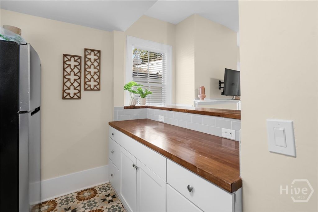 Image 13 of property listing at 303 W Park Avenue D, Savannah, GA 31401