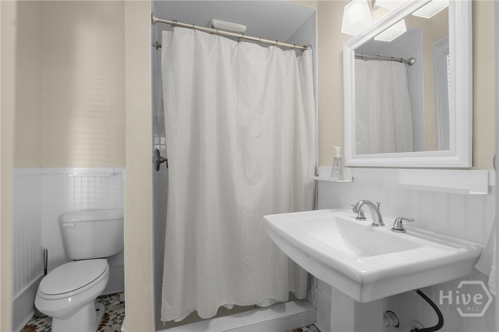 Image 18 of property listing at 303 W Park Avenue D, Savannah, GA 31401