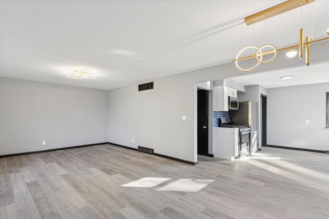 17641 Burnham Avenue, Lansing, IL 60438