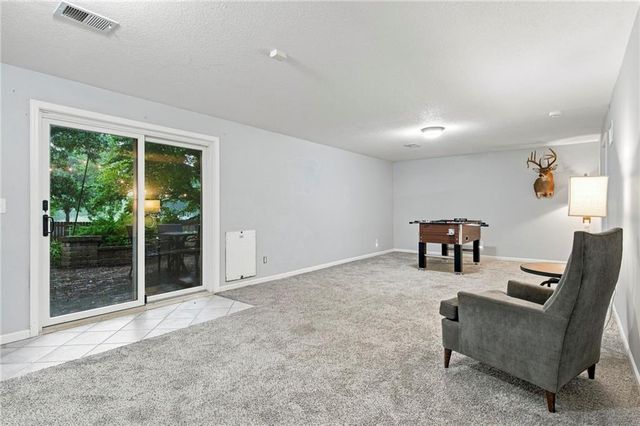 8625 N Dawn Avenue, Kansas City, MO 64154