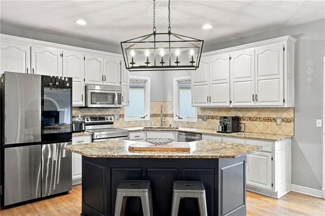 8625 N Dawn Avenue, Kansas City, MO 64154