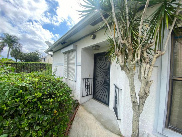 62 Willow Circle, Boynton Beach, FL 33436