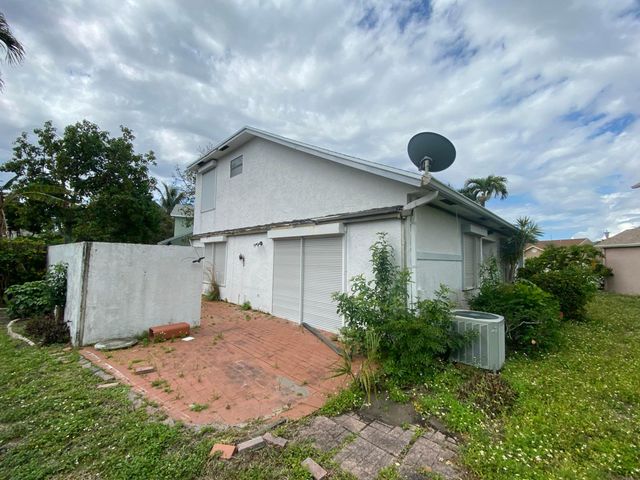 62 Willow Circle, Boynton Beach, FL 33436
