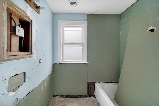 8626 S Kingston Avenue, Chicago, IL 60617