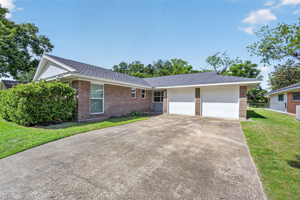 11226 Huggins Drive, Houston, TX 77035