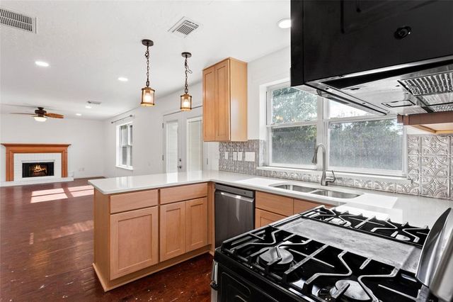 3915 Ashwood Drive, Pearland, TX 77584
