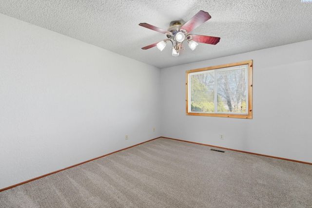 702 W 36th Place, Kennewick, WA 99337