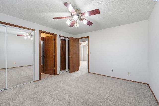 702 W 36th Place, Kennewick, WA 99337