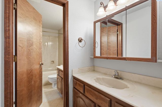 702 W 36th Place, Kennewick, WA 99337