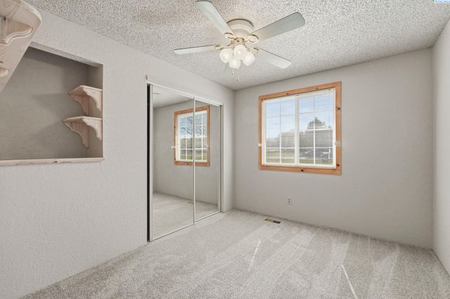 702 W 36th Place, Kennewick, WA 99337