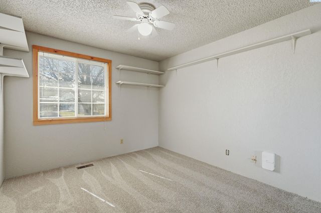 702 W 36th Place, Kennewick, WA 99337