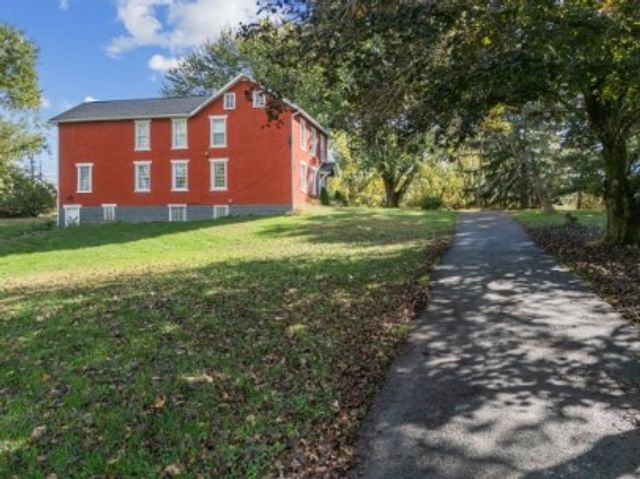 8113 State Route 22, New Alexandria, PA 15670