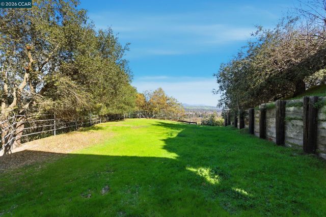 300 Oak View Ter, Danville, CA 94526