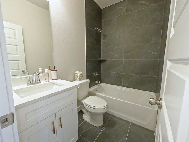 8323 Amber Summit Lane, Angleton, TX 77515