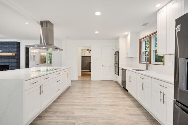2243 W GLENALDEN DR, Germantown, TN 38139