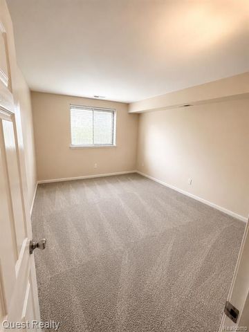 30028 W 12 Mile Road 27, Farmington Hills, MI 48334