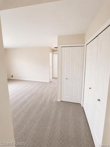 30028 W 12 Mile Road 27, Farmington Hills, MI 48334