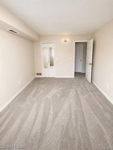 30028 W 12 Mile Road 27, Farmington Hills, MI 48334