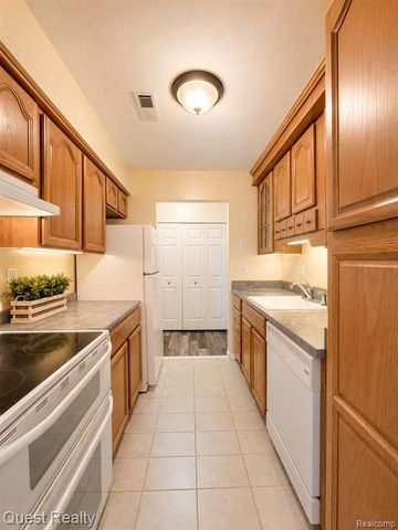 30028 W 12 Mile Road 27, Farmington Hills, MI 48334