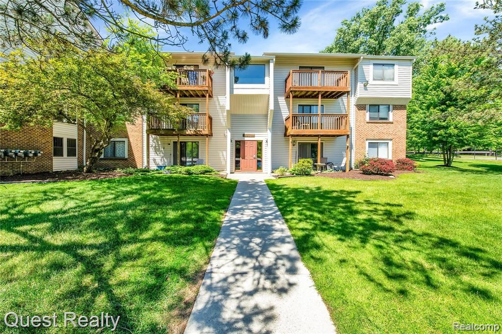 30028 W 12 Mile Road 27, Farmington Hills, MI 48334