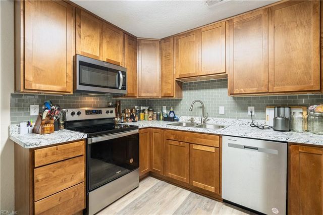 1422 Woodcrest DR, Hampton, VA 23663