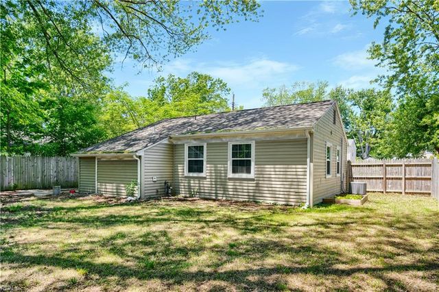 1422 Woodcrest DR, Hampton, VA 23663