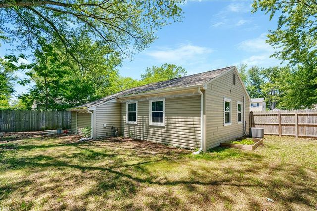 1422 Woodcrest DR, Hampton, VA 23663