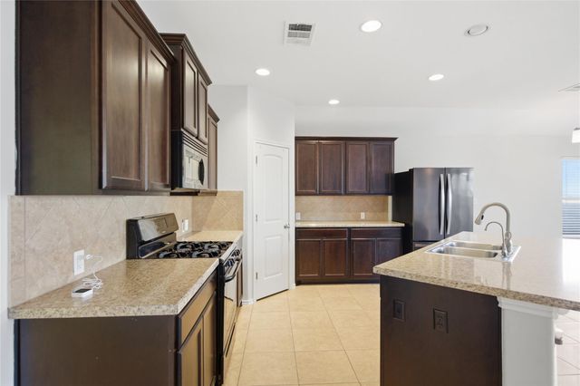 400 Fistral DR, Hutto, TX 78634