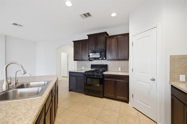 400 Fistral DR, Hutto, TX 78634