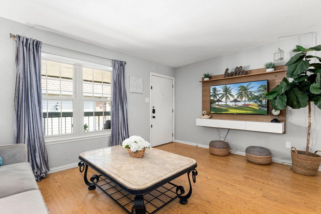 Image 10 of property listing at 855 Augusta Drive 54, Houston, TX 77057