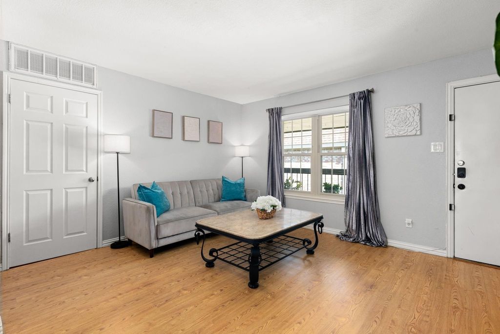 Image 11 of property listing at 855 Augusta Drive 54, Houston, TX 77057