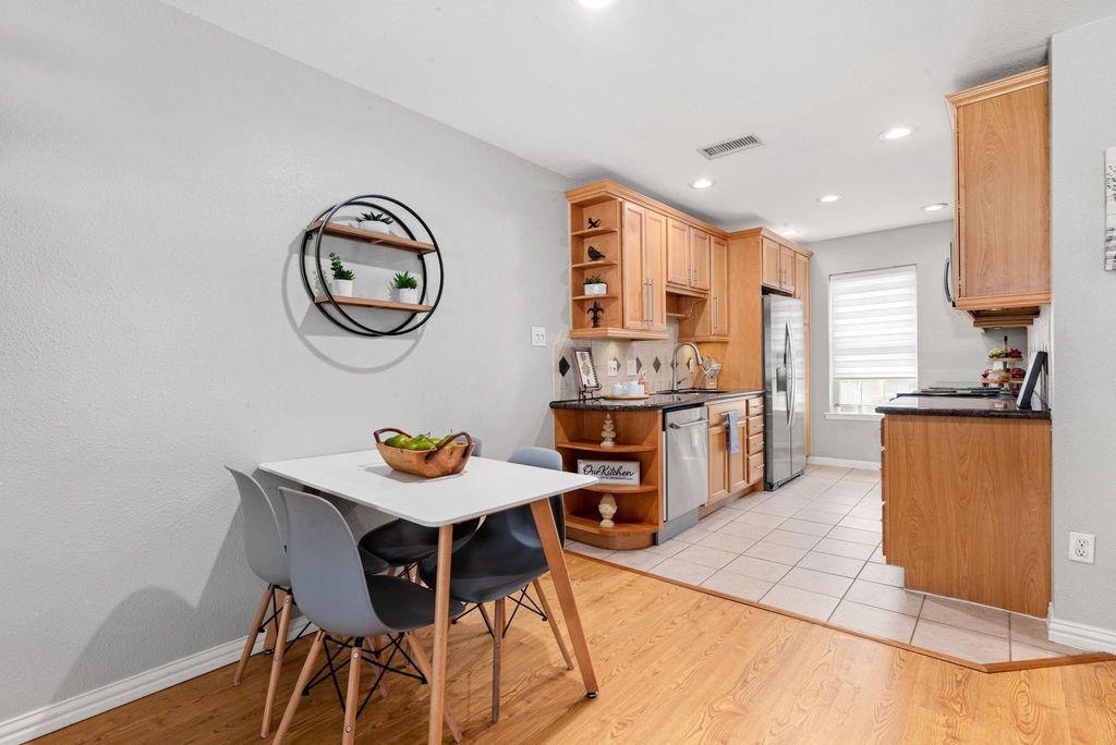 Image 12 of property listing at 855 Augusta Drive 54, Houston, TX 77057
