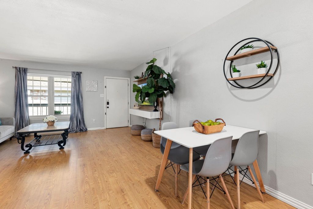 Image 13 of property listing at 855 Augusta Drive 54, Houston, TX 77057