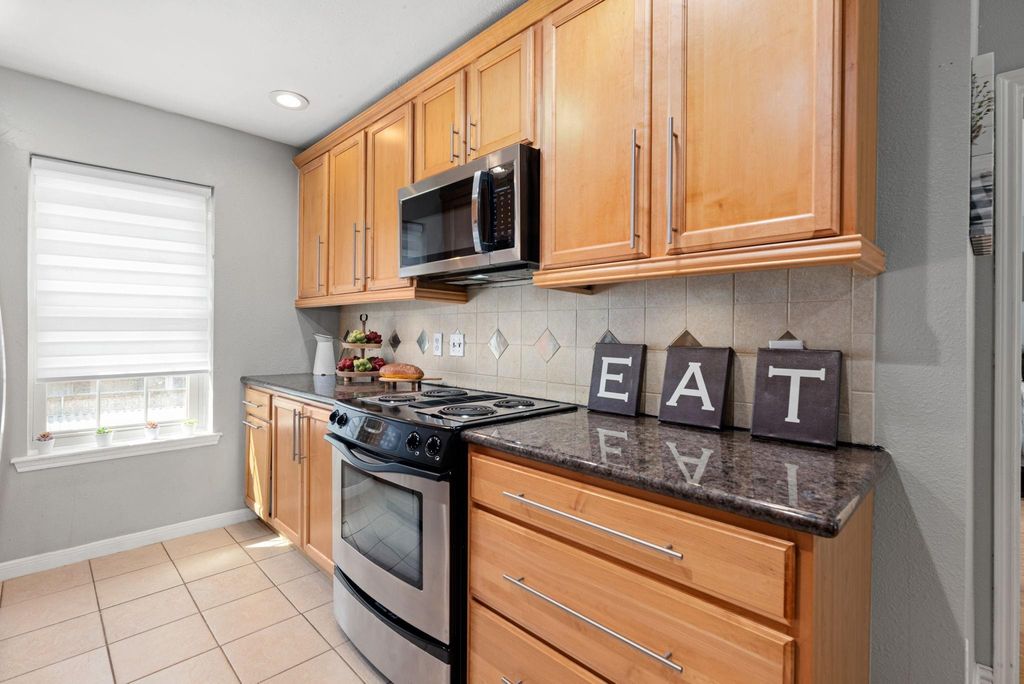 Image 15 of property listing at 855 Augusta Drive 54, Houston, TX 77057