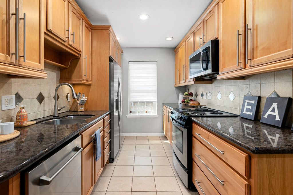 Image 16 of property listing at 855 Augusta Drive 54, Houston, TX 77057