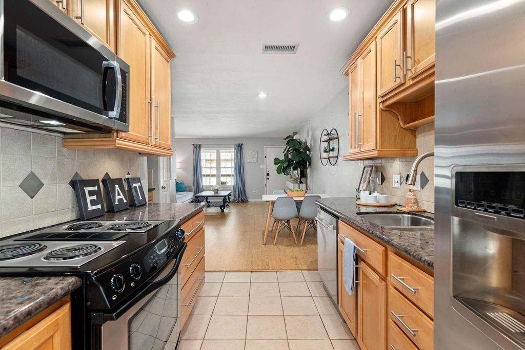 Image 18 of property listing at 855 Augusta Drive 54, Houston, TX 77057