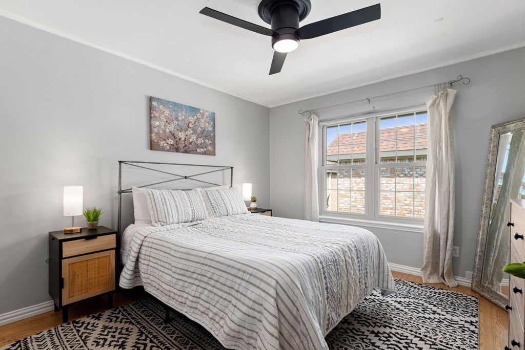 Image 19 of property listing at 855 Augusta Drive 54, Houston, TX 77057