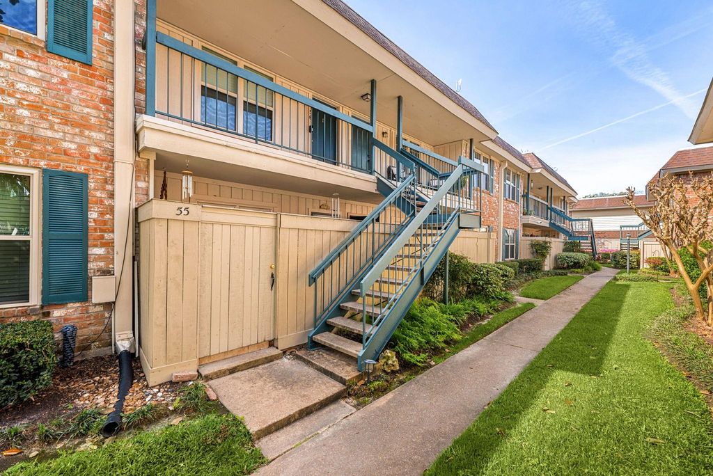 Image 2 of property listing at 855 Augusta Drive 54, Houston, TX 77057
