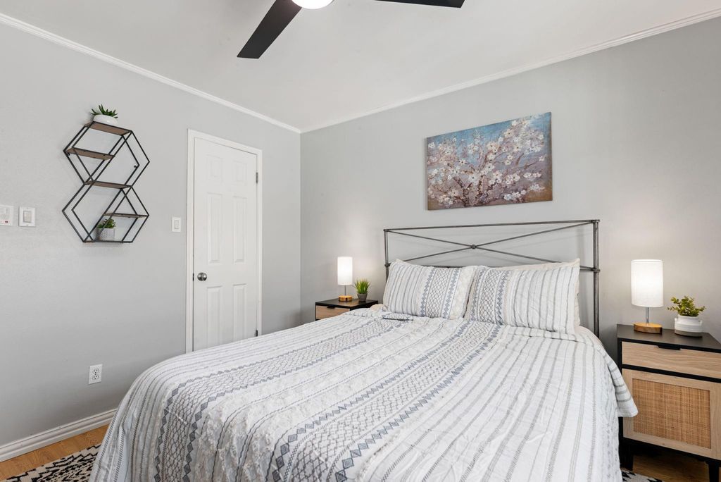 Image 20 of property listing at 855 Augusta Drive 54, Houston, TX 77057