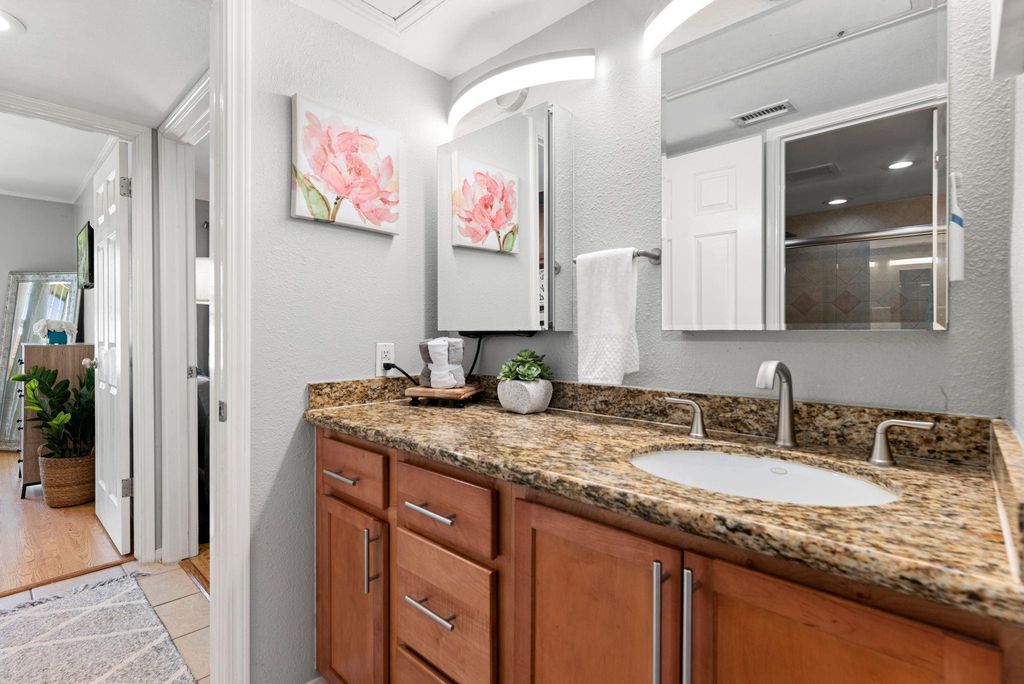 Image 25 of property listing at 855 Augusta Drive 54, Houston, TX 77057