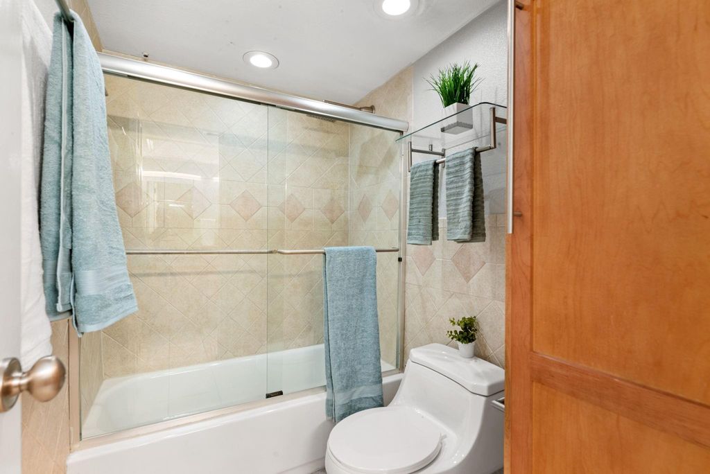 Image 26 of property listing at 855 Augusta Drive 54, Houston, TX 77057