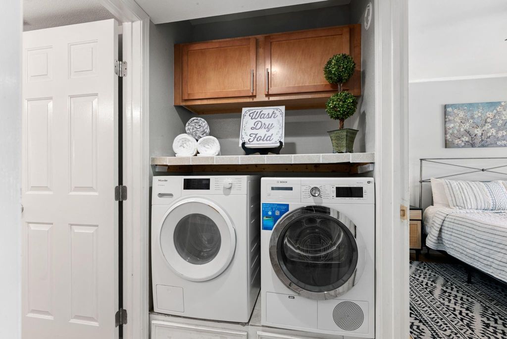 Image 27 of property listing at 855 Augusta Drive 54, Houston, TX 77057