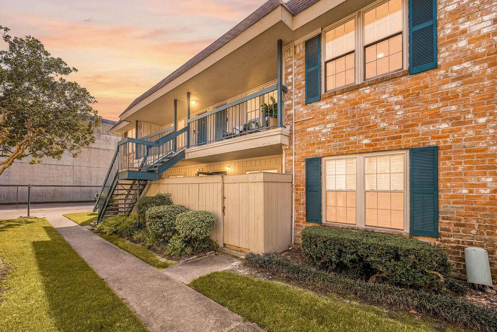 Image 3 of property listing at 855 Augusta Drive 54, Houston, TX 77057
