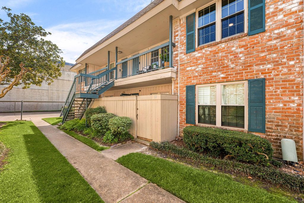 Image 4 of property listing at 855 Augusta Drive 54, Houston, TX 77057