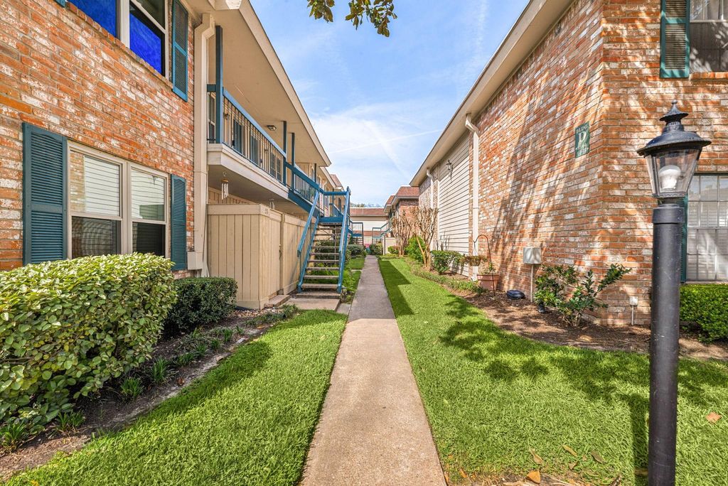 Image 5 of property listing at 855 Augusta Drive 54, Houston, TX 77057