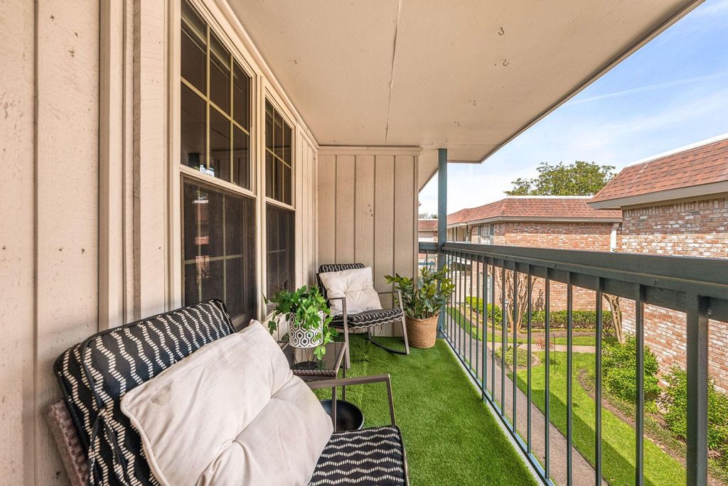 Image 6 of property listing at 855 Augusta Drive 54, Houston, TX 77057