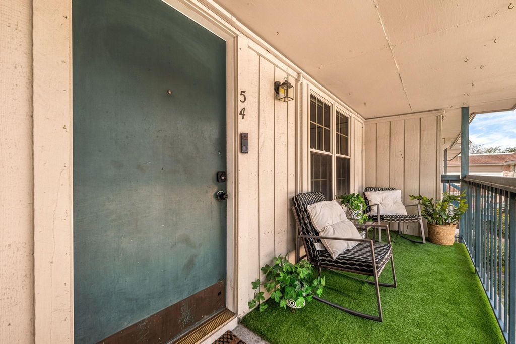 Image 7 of property listing at 855 Augusta Drive 54, Houston, TX 77057