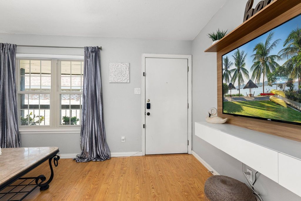 Image 8 of property listing at 855 Augusta Drive 54, Houston, TX 77057