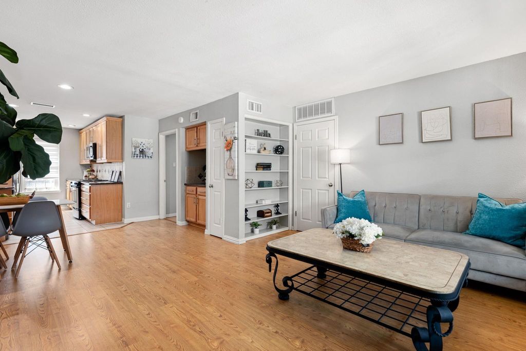 Image 9 of property listing at 855 Augusta Drive 54, Houston, TX 77057